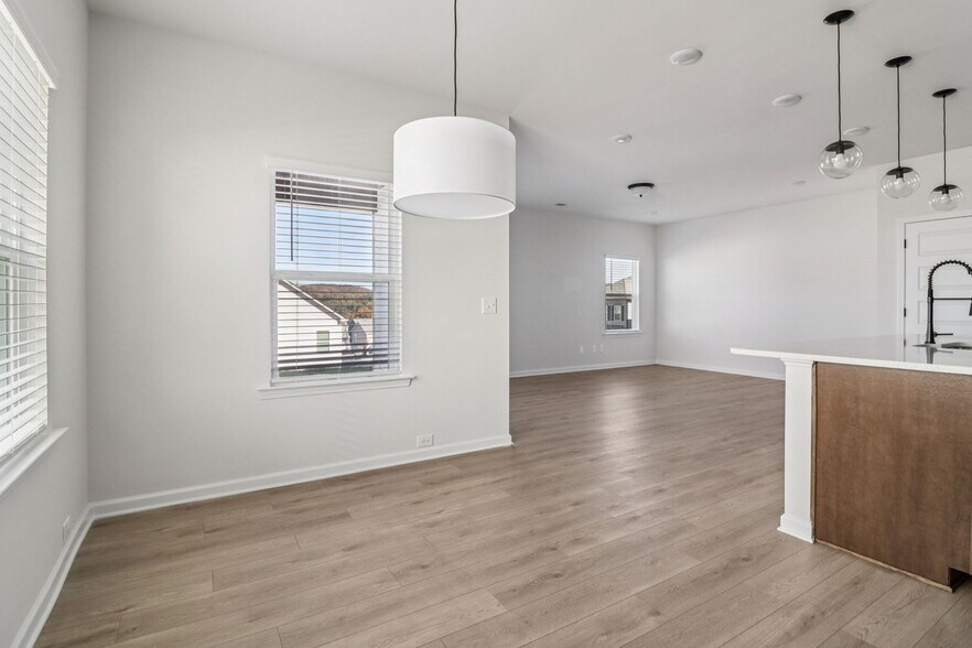 Building Photo - 708 Shetland Trl