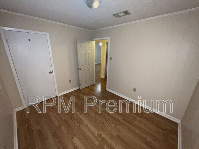 Building Photo - 4143 Nelson St