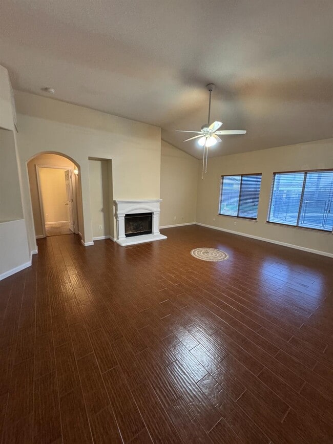 Building Photo - 5731 N Tracy Ave