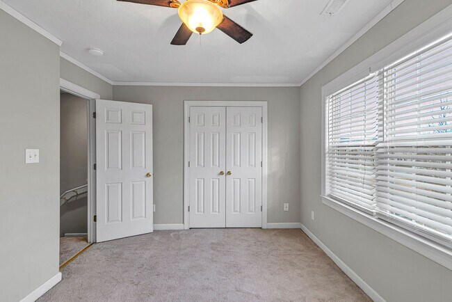 Building Photo - 300 Streamwood Dr