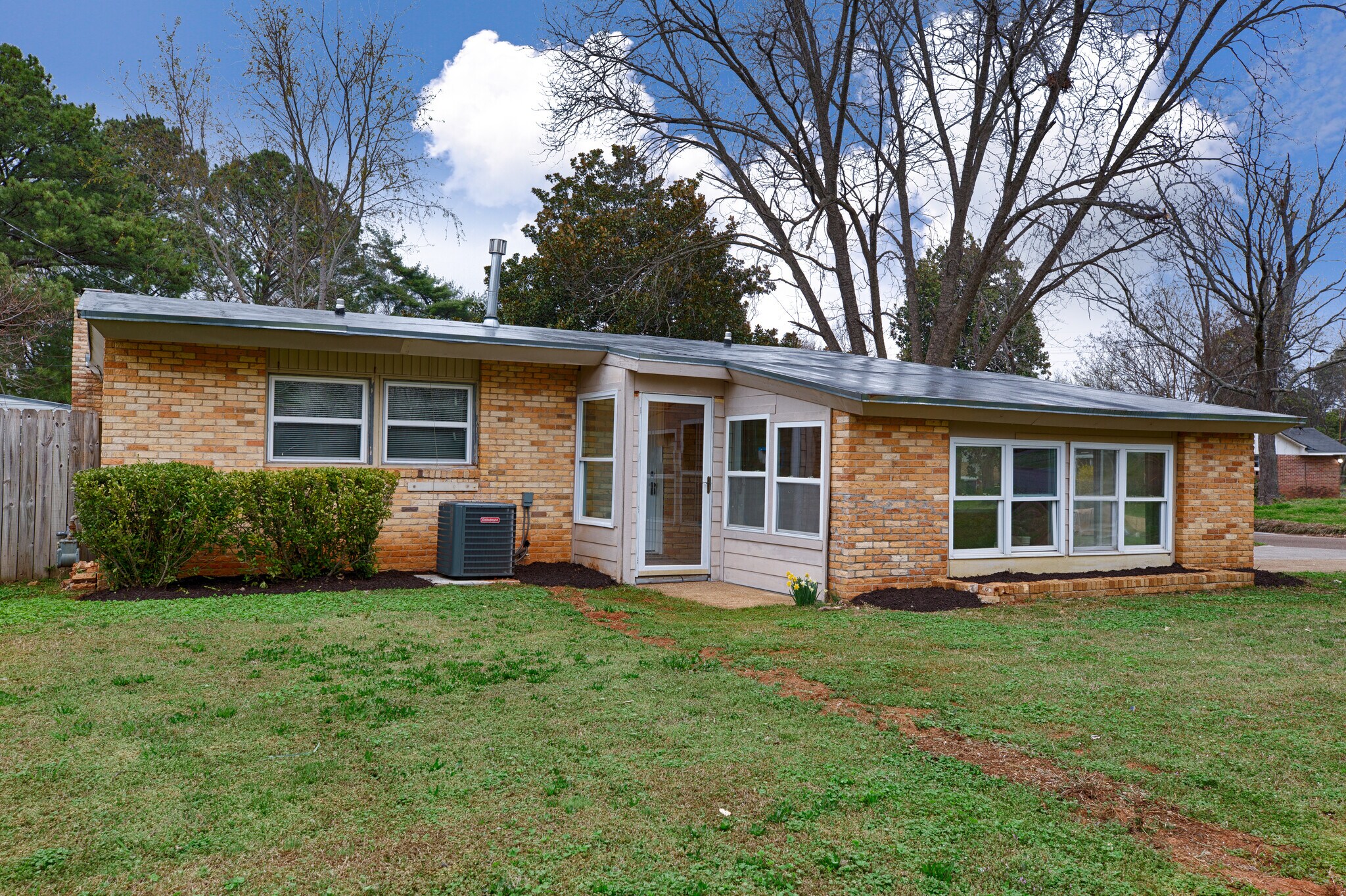 Building Photo - 2814 Holiday Dr SW