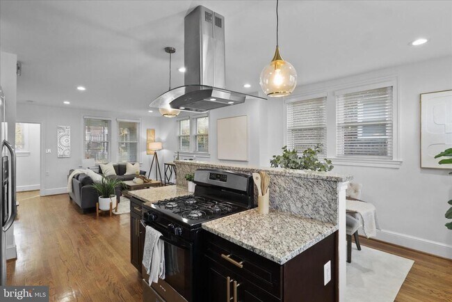 Building Photo - 521 Quintana Pl NW