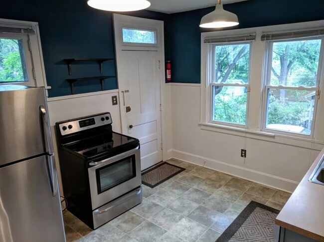 Building Photo - 223 E Maynard Ave