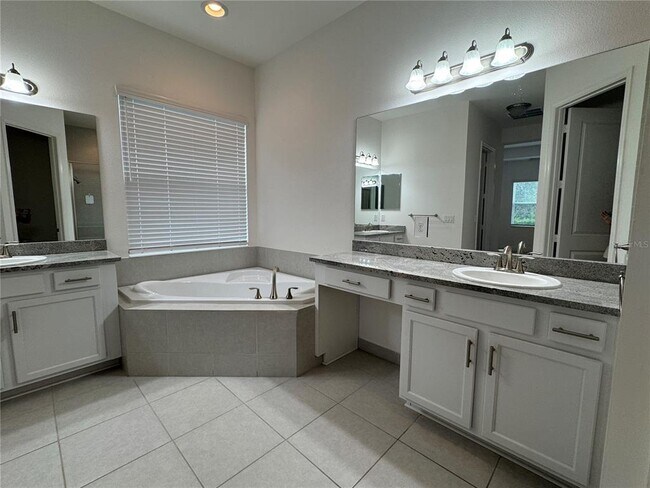 Building Photo - 30788 Lindentree Dr