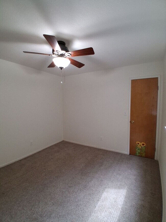 Building Photo - Charming Well-Maintained 3-Bed Fresno House!