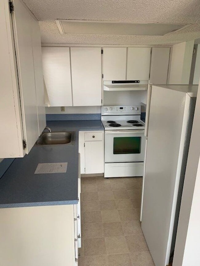 Building Photo - 2 Bed/1 Bath SE Bend Condo with Single Car...