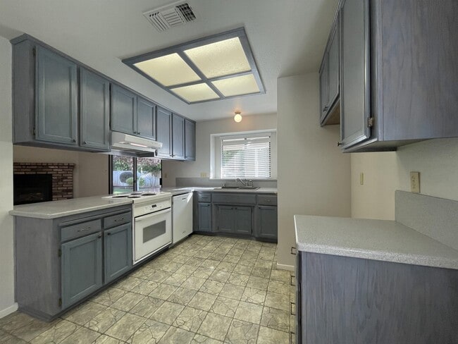 Building Photo - 1817 Heron Ln