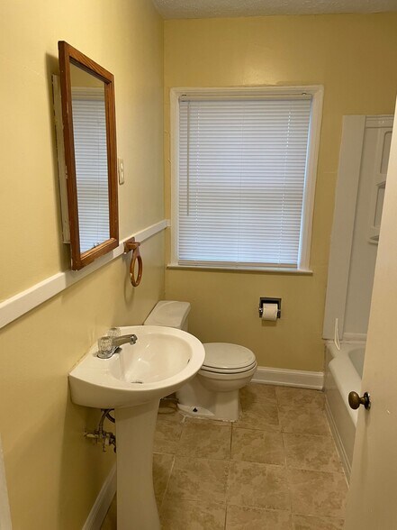 Building Photo - 1037 6th St W