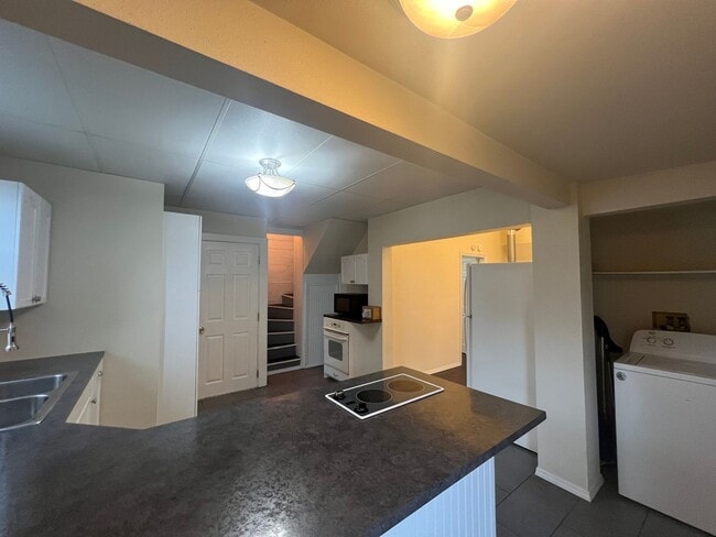 Building Photo - 4 bedroom 1 bath house - Lakeway neighborhood