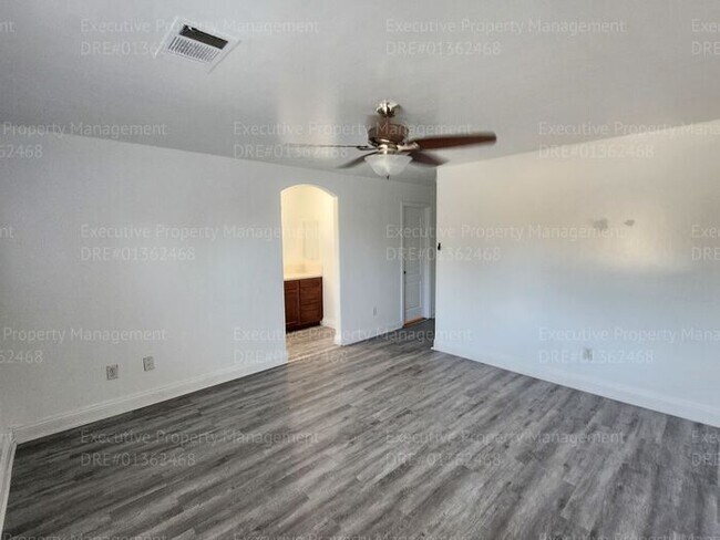 Building Photo - 4 bedroom/ 2 bathroom located in the South...