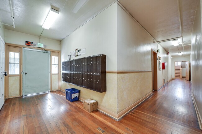 Building Photo - 1056 5/3 Normandie Ave-301C