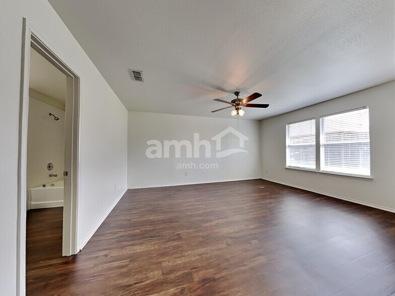 Building Photo - 813 Honey Dew Ln