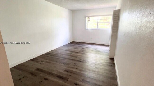 Building Photo - 1305 W 53rd St