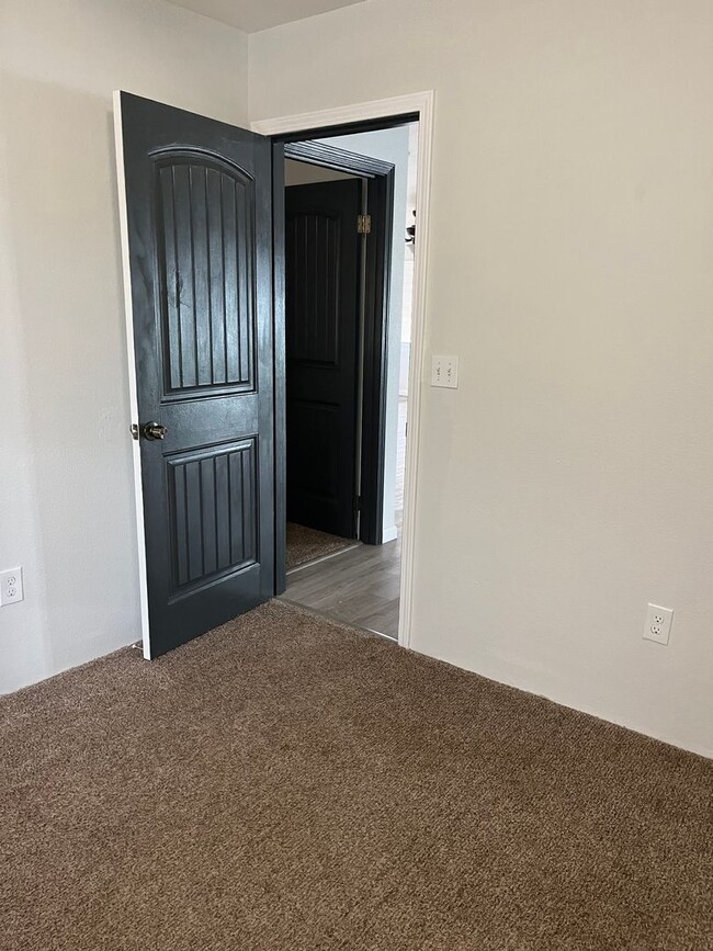 Building Photo - Single family 3 bedroom 3 bath home locate...