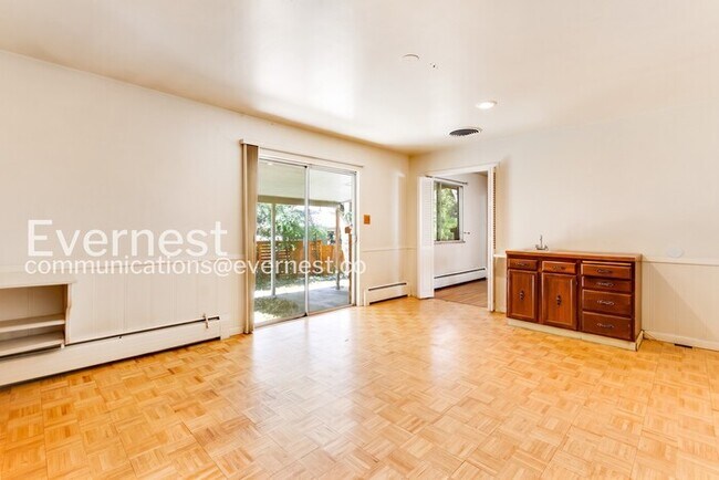 Building Photo - 4 Bed, 3 Bath Home with Fenced Yard & Garage / Available Soon!