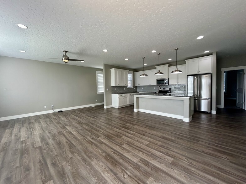Building Photo - 2100 N Thorndale Ave