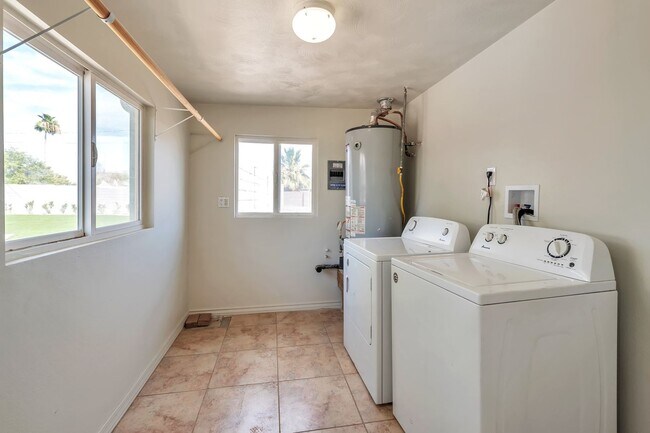 Building Photo - Amazing house on huge lot near ASU