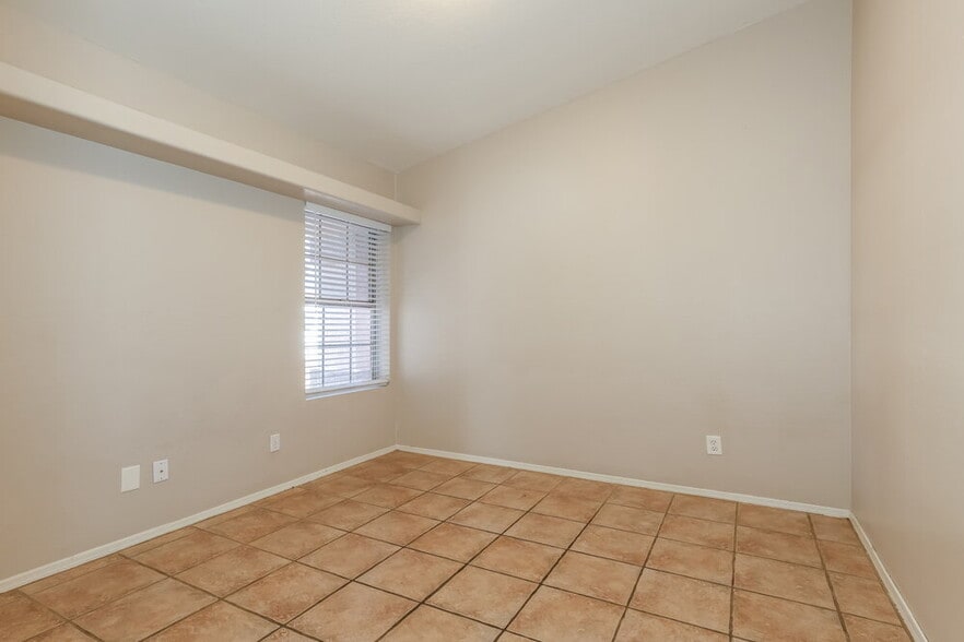 Building Photo - 6115 W Park View Ln