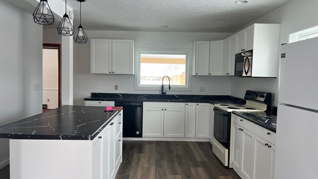 Building Photo - Lovely Spacious House in great location !!