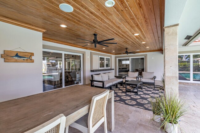 Building Photo - 2471 NE 46th St