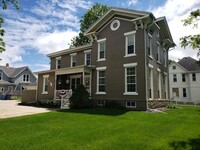 Building Photo - Spacious 1 bedroom 1 bath on the Main Leve...