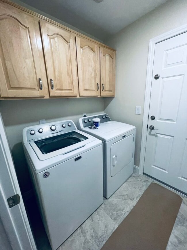 Building Photo - Single-story 4 Bed nestled in the desirable Green Valley Ranch!  3 Car Garage!