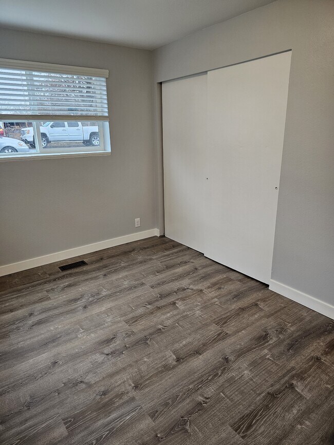 Building Photo - 813 Riverside Dr