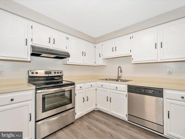 Building Photo - 112 Bracken Ct