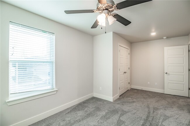 Building Photo - 350 W Kinniburgh Dr