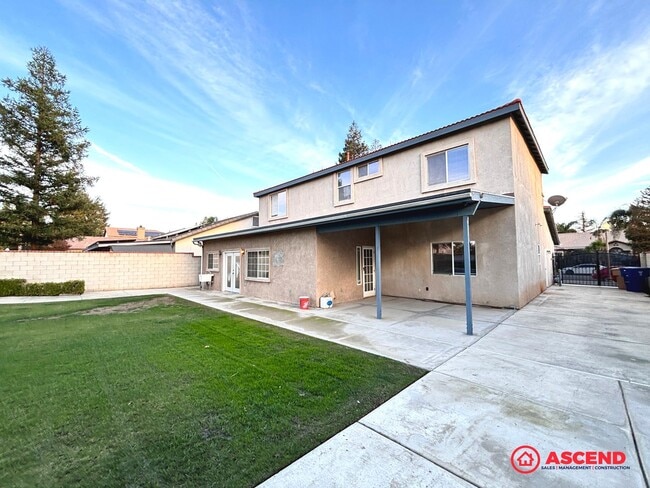 Building Photo - Lovely 5 Bedroom Home In River Oaks Area!