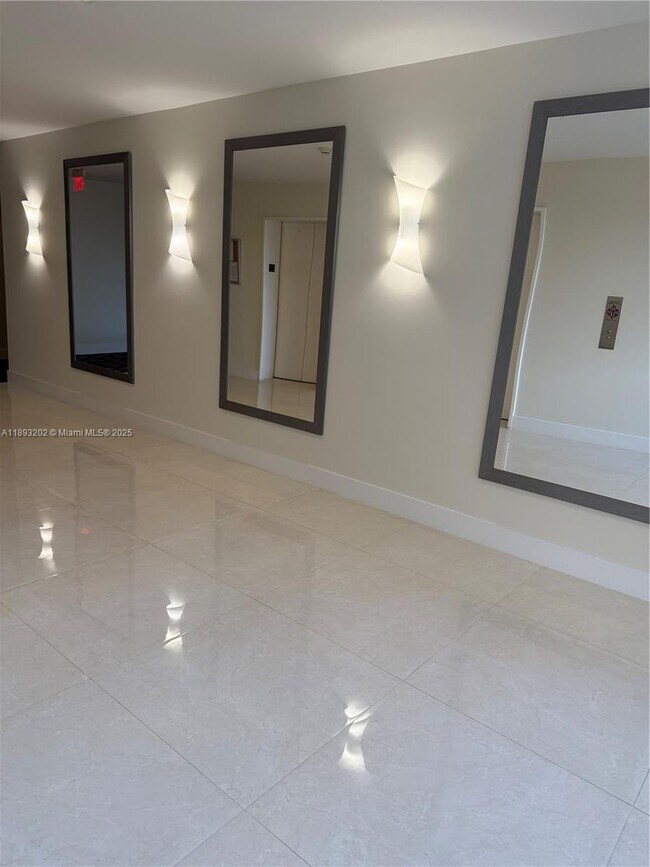 Building Photo - 540 Brickell Key Dr