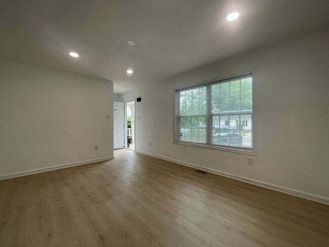 Building Photo - Newly Remodeled 3BR/1.5BA Duplex in Huntersville