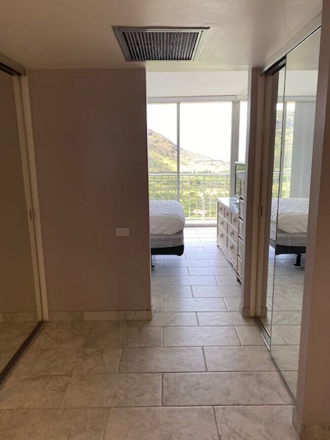 Building Photo - Beautiful 1/1 Penthouse unit at Makaha Valley Towers