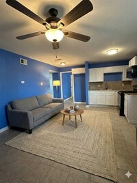 Building Photo - 516 Holiday Dr