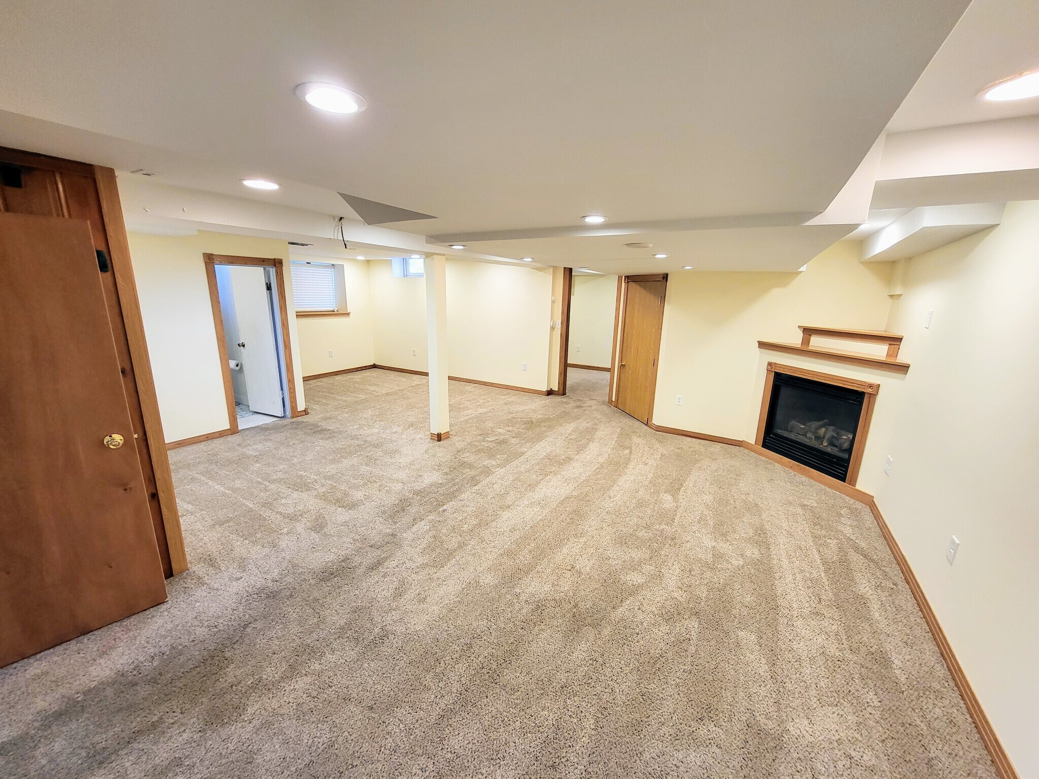 Large finished basement - 1588 Hillcrest Ave