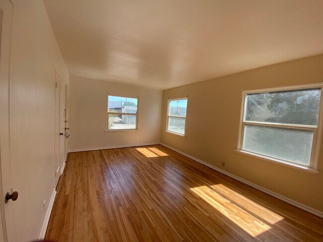 Interior Photo - Louise, 701