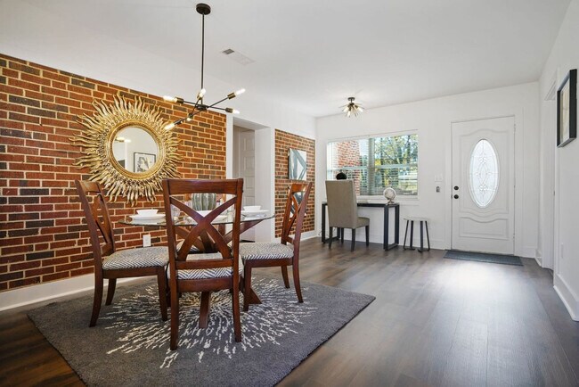 Building Photo - 2234 Edgemore Dr SE