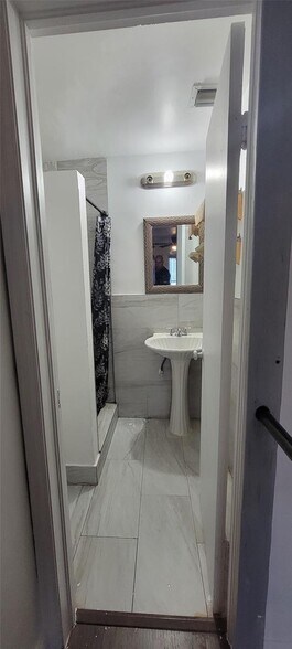 Building Photo - 1938 Fletcher St