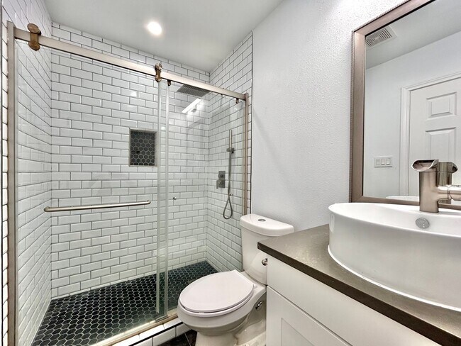 Building Photo - Inviting 3/BR 2/BA Home with Spacious Layo...