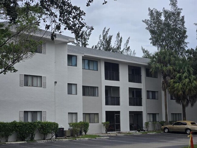 Building Photo - 2445 SW 18th Terrace
