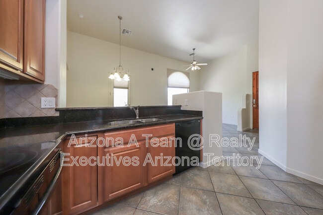Building Photo - 665 E Weckl Pl