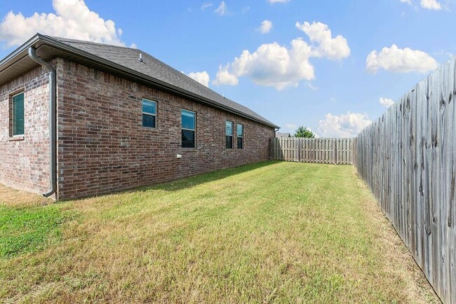 Building Photo - 770 Fontana St