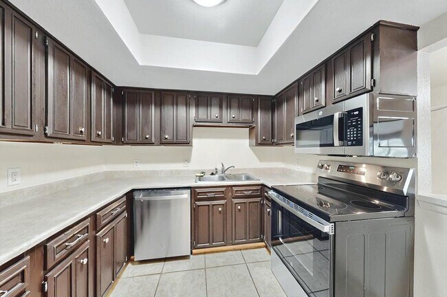 Building Photo - 939 Country Club Dr SE