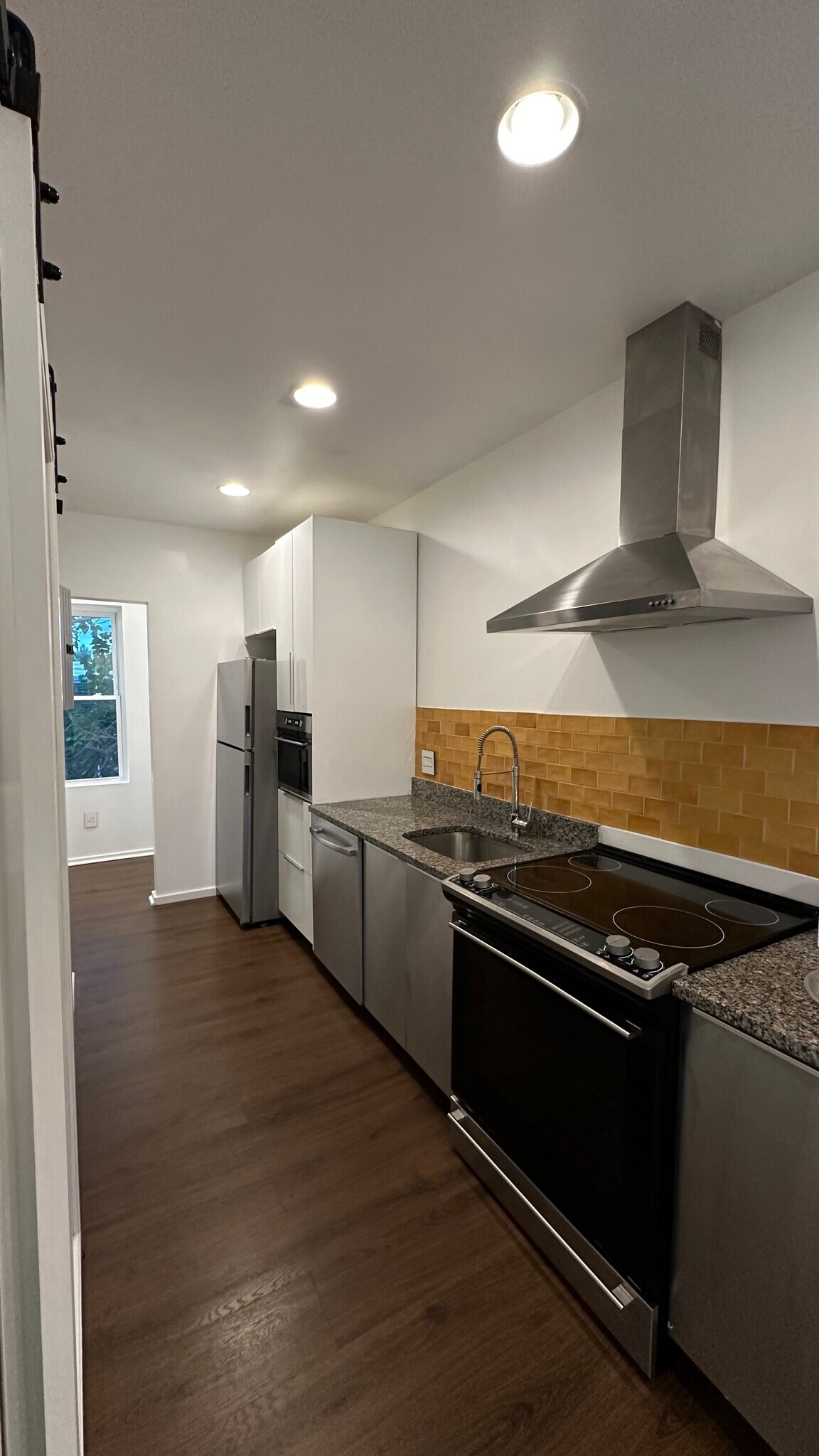 Building Photo - 548 S 54th St