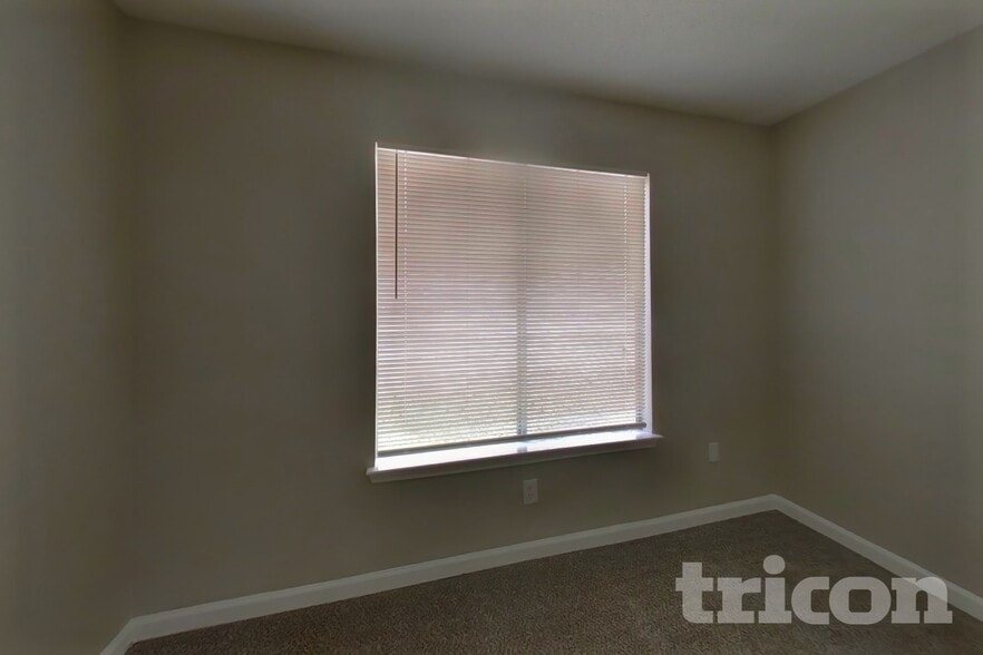Building Photo - 16027 Hidden Acres Dr