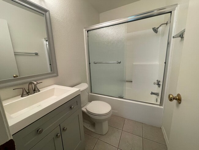 Building Photo - Great Location in Lake Forest