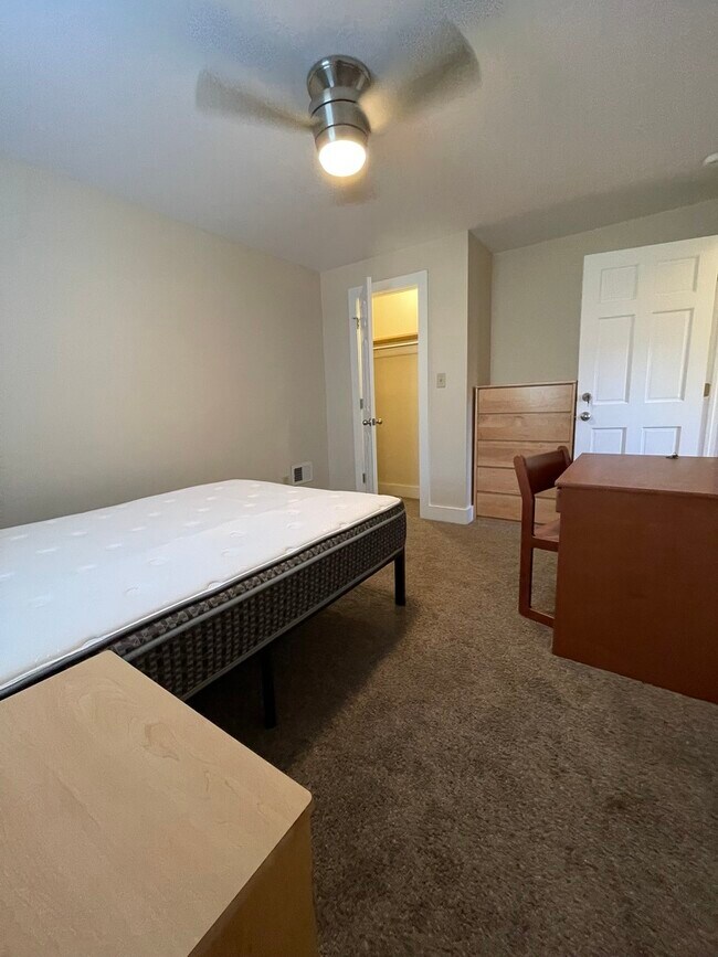 Building Photo - 524 7th Ave