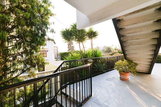 Building Photo - 412 Avenida Santa Barbara
