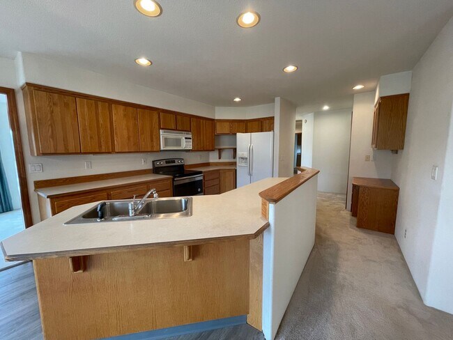 Building Photo - Available Now 3 bedroom 2 bath Hucrest home