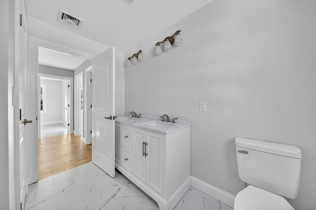 Building Photo - 3 Earle St